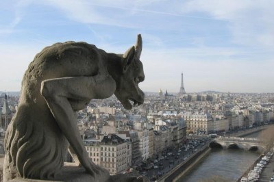 Gárgulas são estátuas medonhas que ficam no topo de grandes catedrais, como as de Notre-Dame, em Paris, na França, já imortalizadas em filmes, livros e, mais recentemente, no imaginário popular. Veja curiosidades sobre elas  -  (crédito: Michael Reeve - wikimedia commons)