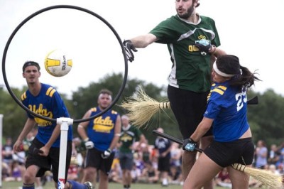 AlÃ©m dos esportes tradicionais, como futebol, vÃŽlei e basquete, competidores se enfrentam em modalidades inusitadas - algumas bem bizarras - pelo planeta. Veja uma seleÃ§Ã£o de esportes esquisitos espalhados por aÃ­! -  (crédito: ReproduÃ§Ã£o do site nbcnews.com/nbc-out/out-pop-culture)