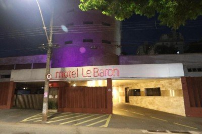 Vizinhos do Motel Le Baron denunciam emissão de fumaça com cheiro forte. Estabelecimento diz usar lenha legalizada, mas já foi multado pela prefeitura
 -  (crédito: Marcos Vieira /EM/DA. Press)