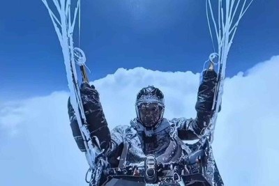 Piloto ficou coberto de gelo em voo de parapente -  (crédito: Reprodução / redes sociais)