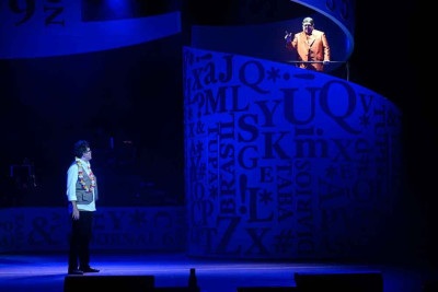 No musical, com sessões amanhã e domingo, no Sesc Palladium, Claudio Lins vive jornalista interessado na biografia de Chatô (Stepan Nercessian) -  (crédito: Carlos Costa/Divulgação)