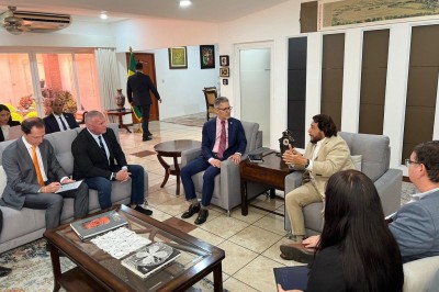 O governador Romeu Zema, o secretário de Justiça e Segurança Pública (Sejusp), Rogério Greco, o secretário de Comunicação Social (Secom), Bernardo Santos, e o superintendente de relações nacionais e internacionais da Secretaria de Casa Civil (SCC), Igor Tameirão, se reuniram com o vice-presidente de El Salvador, Félix Ulloa -  (crédito: Aluísio Eduardo/Digital MG)