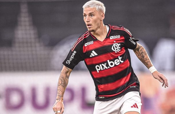 VARELA – Substituiu Allan aos 14 minutos do segundo tempo. O lateral-direito atuou como volante, tentou dar mais qualidade à saída de bola, mas sem muito sucesso. Valeu pela garra, especialmente ao fechar espaços nos minutos finais. NOTA: 5,0. Foto: Paula Reis/Flamengo