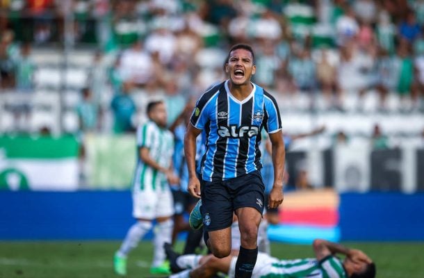 GUSTAVO MARTINS - Começou como lateral, ou para a zaga quando o time precisou ser mais ofensivo. Fez o que foi pedido e quase marcou de cabeça. NOTA 5,0 - Foto: Lucas Uebel/Grêmio FBPA