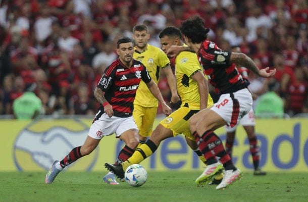 TÁCHIRA – Fez o que pôde. Mesmo desfalcado, jogou na retranca e conseguiu segurar o Flamengo até os 21 minutos do segundo tempo. Depois disso, se lançou ao ataque e por pouco não empatou o jogo. Destaque para o goleiro Camargo e o apoiador Cova. NOTA: 6,0. Foto: Gilvan de Souza/Flamengo