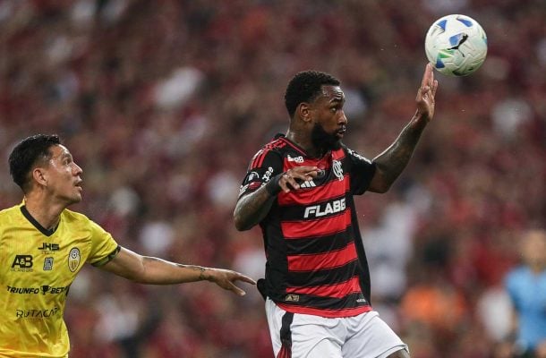 GERSON – Cadenciou demais o jogo tentando encontrar espaços para es. Mas se aproximou pouco da área adversária. Com Arrascaeta mal na partida, tentou centralizar as jogadas e assumir mais responsabilidade. Foi um dos jogadores mais regulares do Flamengo na partida. Perdeu um gol no início da etapa final.  NOTA: 6,5. Foto:  Gilvan de Souza/Flamengo