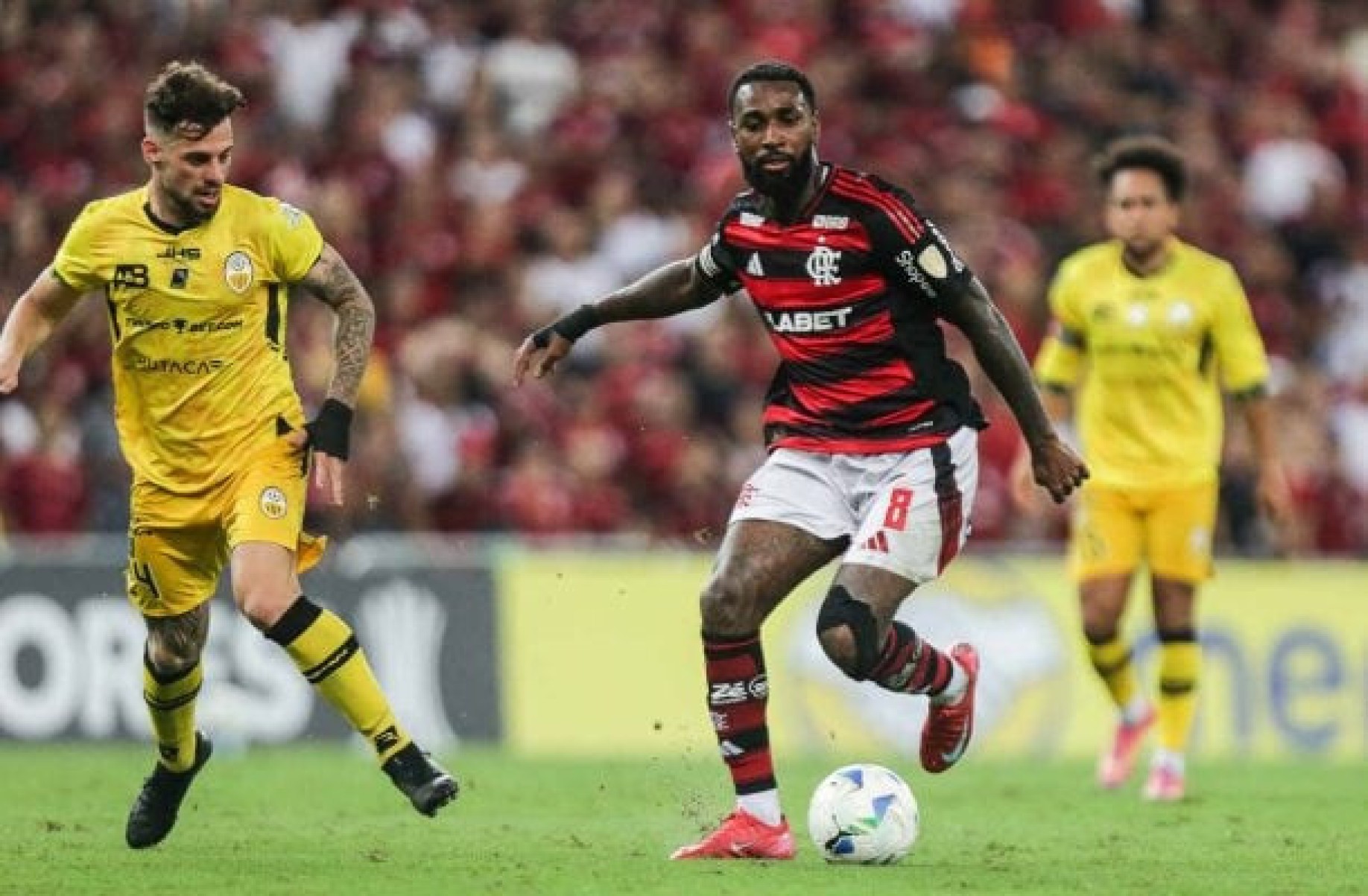 Gerson admite frustração com segundo lugar do Flamengo na Libertadores, mas celebra classificação: ‘Temos de melhorar’