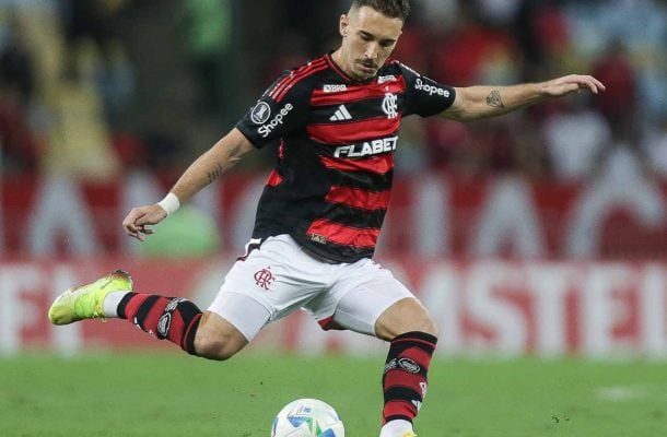 LEO ORTIZ – Foi um dos que mais tocou na bola, já que o Táchira se fechava com todos os jogadores atrás e a bola sempre voltava para ele. No entanto, não arriscou lançamentos ou infiltrações. Na defesa, teve pouco trabalho no primeiro tempo, mas salvou um gol certo no segundo, se antecipando com um carrinho decisivo. NOTA: 6,0. Foto: Gilvan de Souza/Flamengo