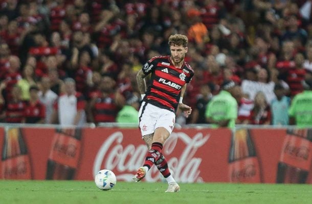 LEO PEREIRA – Teve atuação semelhante à de Leo Ortiz. Exceto por um lance em que se esforçou para cortar um contra-ataque venezuelano no primeiro tempo, ficou trocando es e iniciando jogadas sem grande objetividade. No segundo tempo, virou herói ao marcar o belo gol que classificou o time para as oitavas. NOTA: 7,0. Foto: Gilvan de Souza/Flamengo