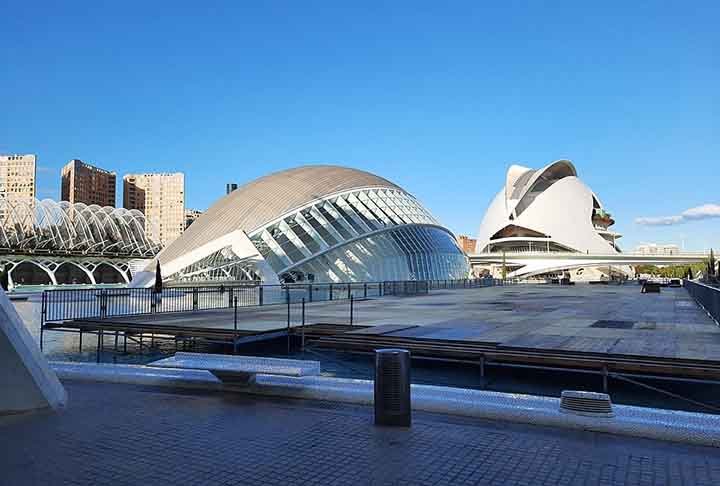 Cidade das Artes e Ciências - Valência - Espanha. É um complexo arquitetônico e cultural, inaugurado em 2000. Inclui o Oceanográfico, o maior aquário da Europa, o Museu de Ciências Príncipe Felipe, o Hemisférico, um cinema IMAX, e o Palácio das Artes Reina Sofia, dedicado à ópera e concertos. Com seu design futurista e inovador, o complexo é um importante destino turístico e cultural em Valência.-Bybbisch94, Christian Gebhardt/Wikimédia Commons