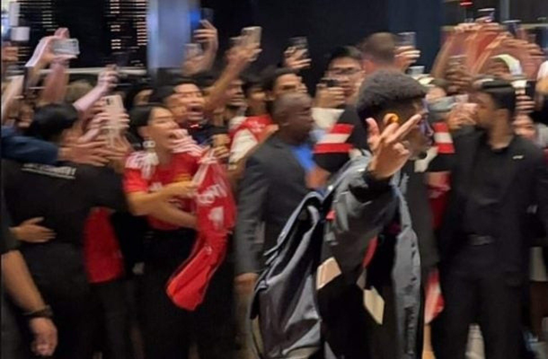 Atacante do United afirma que mãe foi ofendida por torcedores e reage com gesto