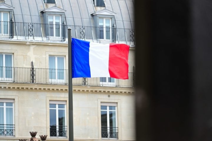 Embora seja um prato tipicamente suíço, a França teve um papel essencial na difusão do fondue. Além de compartilhar uma fronteira com a Suíça, o termo "fondue" tem origem no francês, e o país ajudou a refinar e diversificar a receita ao longo do tempo.