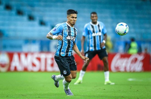 AREZO - Jovem atacante, pouco produziu no primeiro tempo e ficou marcado por ter perdido um pênalti que teria tranquilizado a equipe. No segundo, seguiu apagado. NOTA 3,0 - Foto: Lucas Uebel / Grêmio