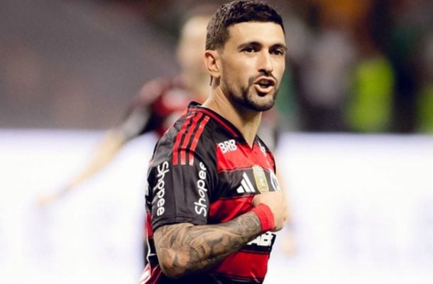 ARRASCAETA – Apagado na maior parte do tempo. Quando a bola chegou aos seus pés no primeiro tempo, pouco produziu — além de simular um pênalti e levar cartão amarelo. No segundo tempo, seguiu pouco efetivo e acabou substituído logo após o Flamengo abrir o placar, dando lugar a Everton Araújo. Sua pior atuação na temporada. NOTA: 4,0. Foto: Adriano Fontes/Flamengo