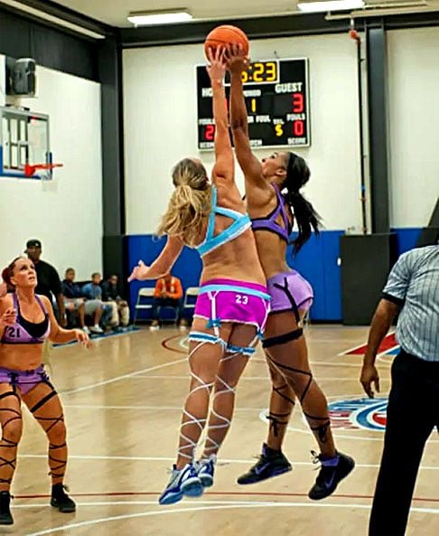 Basquete de Lingerie - Além do uniforme "especial", a linha três é menor e as partidas têm apenas dois períodos de 20 minutos.-Reprodução do site esportes.yahoo.com/fotos