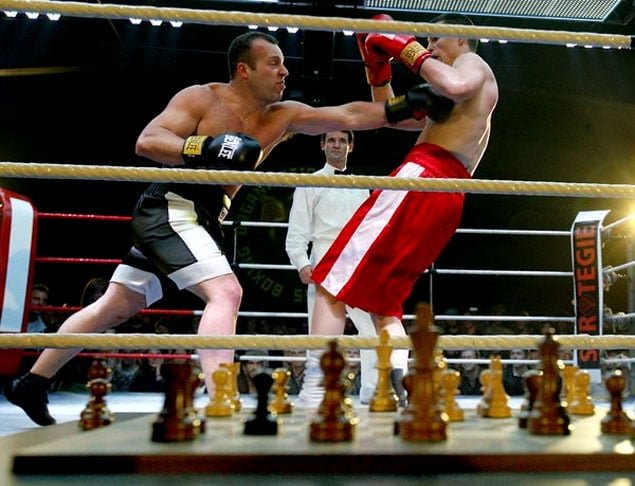 Boxe de Xadrez - São 11 rodadas: seis de xadrez, com quatro minutos cada, e cinco de boxe, com três minutos cada. O embate sempre começa pelo xadrez. Vence quer der nocaute no boxe ou fizer xeque-mate no xadrez. O desempate é pelo número de pontos no boxe.  -Reprodução do site hypeness.com.br