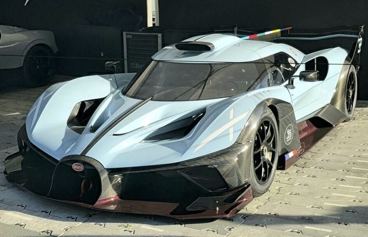 Youtuber gasta R$ 44 mil para trocar pneus de supercarro a cada 60 km rodados