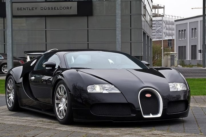 Sob o comando do grupo alemão, a Bugatti passou por uma transformação radical, se posicionando como a fabricante dos carros mais rápidos e caros do mundo. O modelo que marcou essa nova era foi o Bugatti Veyron 16.4, lançado em 2005.