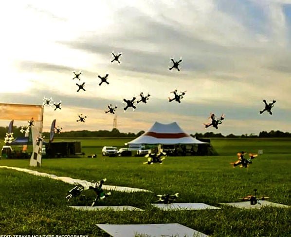 Corrida de Drones - Os donos manipulam os drones remotamente e as corridas não são um simples voo de um ponto a outro. Há obstáculos no percurso e a velocidade em manobras pode chegar a 160 km/h.-Reprodução do site suasnews.com