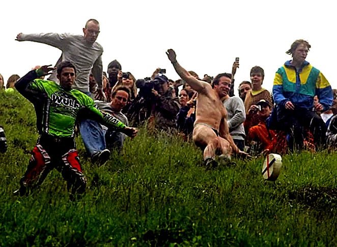 Corrida de Queijo - Tradicional em Cotswolds, na Inglaterra. Queijos de gloucester, redondos, são lançados do alto de uma colina e os participantes têm que descer correndo para tentar pegar. O queijo alcança 112 km/h de velocidade e na correria ladeira abaixo,ocorrem lesões nos participantes. Por isso, uma equipe de socorro fica de prontidão, com ambulância. Quem vence ganha o quê?  Um queijo!  -Reprodução do site br.noticias.yahoo.com/fotos