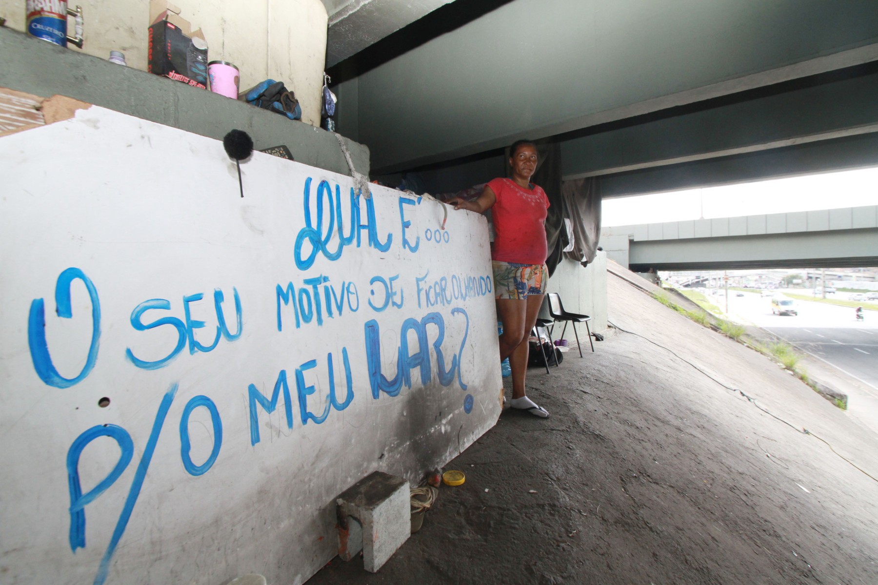 Placa exibe drama social na 'janela indiscreta' de viaduto de bh