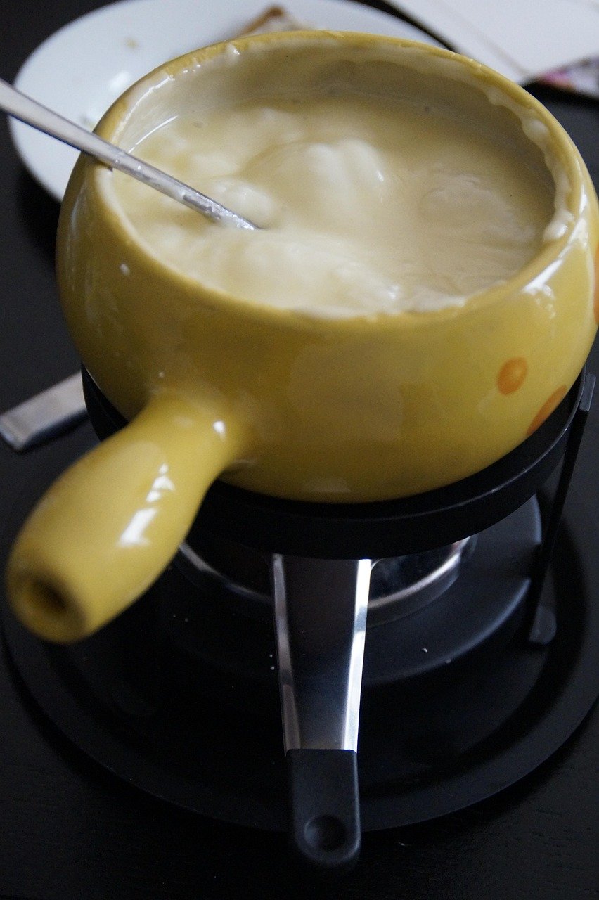 Com o tempo, a receita evoluiu e se tornou uma experiência gastronômica sofisticada, presente em diversos países. Além disso, a França também desempenhou um papel fundamental na difusão do fondue. Afinal, o termo "fondue" vem do francês "fondre", que significa "derreter".