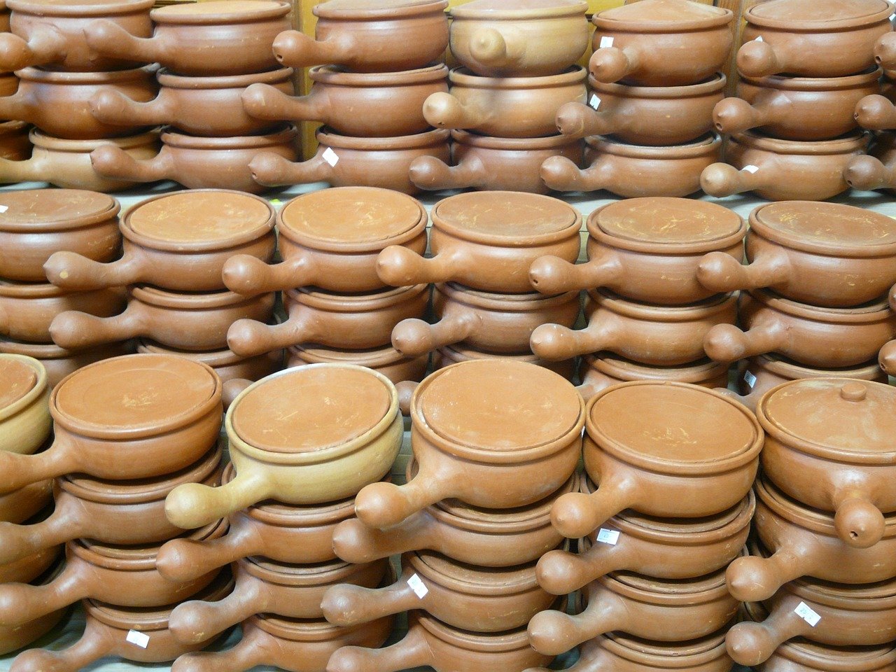 O fondue é mais do que um prato: é uma experiência gastronômica que envolve tradição, história e convivência. Seja na sua versão clássica de queijo, na versão mais sofisticada de carne ou na indulgente versão de chocolate, o fondue continua conquistando pessoas ao redor do mundo.