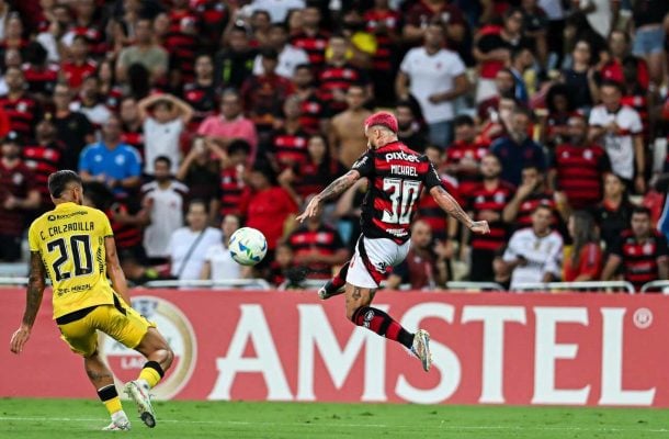 MICHAEL – Recebeu muitas bolas, tentou o drible mesmo contra um paredão, mas suas soluções nunca foram efetivas. Saiu no intervalo, dando lugar a Bruno Henrique. NOTA: 4,0. Foto: Divulgação / Conmebol