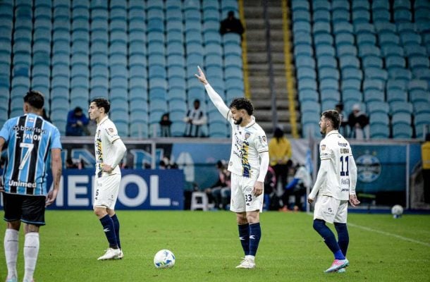 SPORTIVO LUQUEÑO: O time paraguaio é tecnicamente muito inferior. Não à toa era o lanterna do grupo D e assim permaneceu. Sem atacar, o destaque positivo foi mesmo o (terceiro) goleiro Mongelos que defendeu um pênalti de Arezo no primeiro tempo, além de diversas outras defesas importantes que impediram o Grêmio de ir para as oitavas da Sul-Americana. NOTA 2,0 - Foto: Divulgação / Sportivo Luqueño