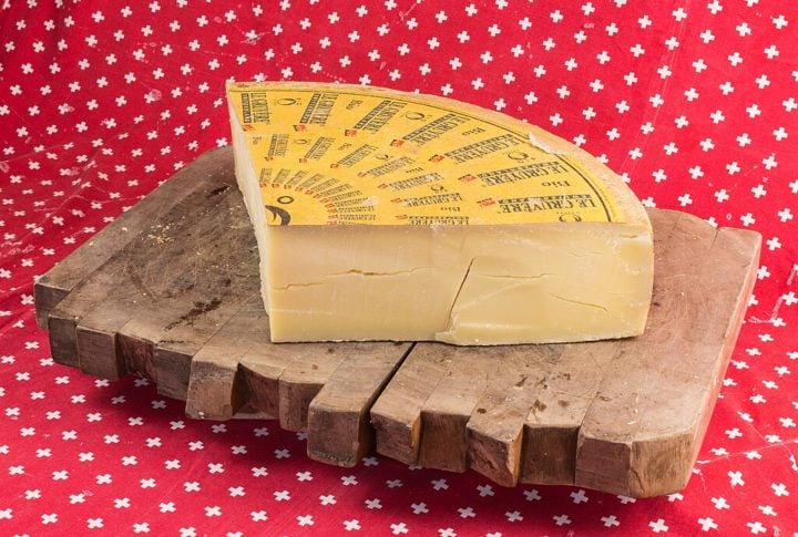 Mas você sabia que os queijos mais utilizados na preparação do fondue tradicional são o Gruyère e o Emmental, ambos de origem suíça?