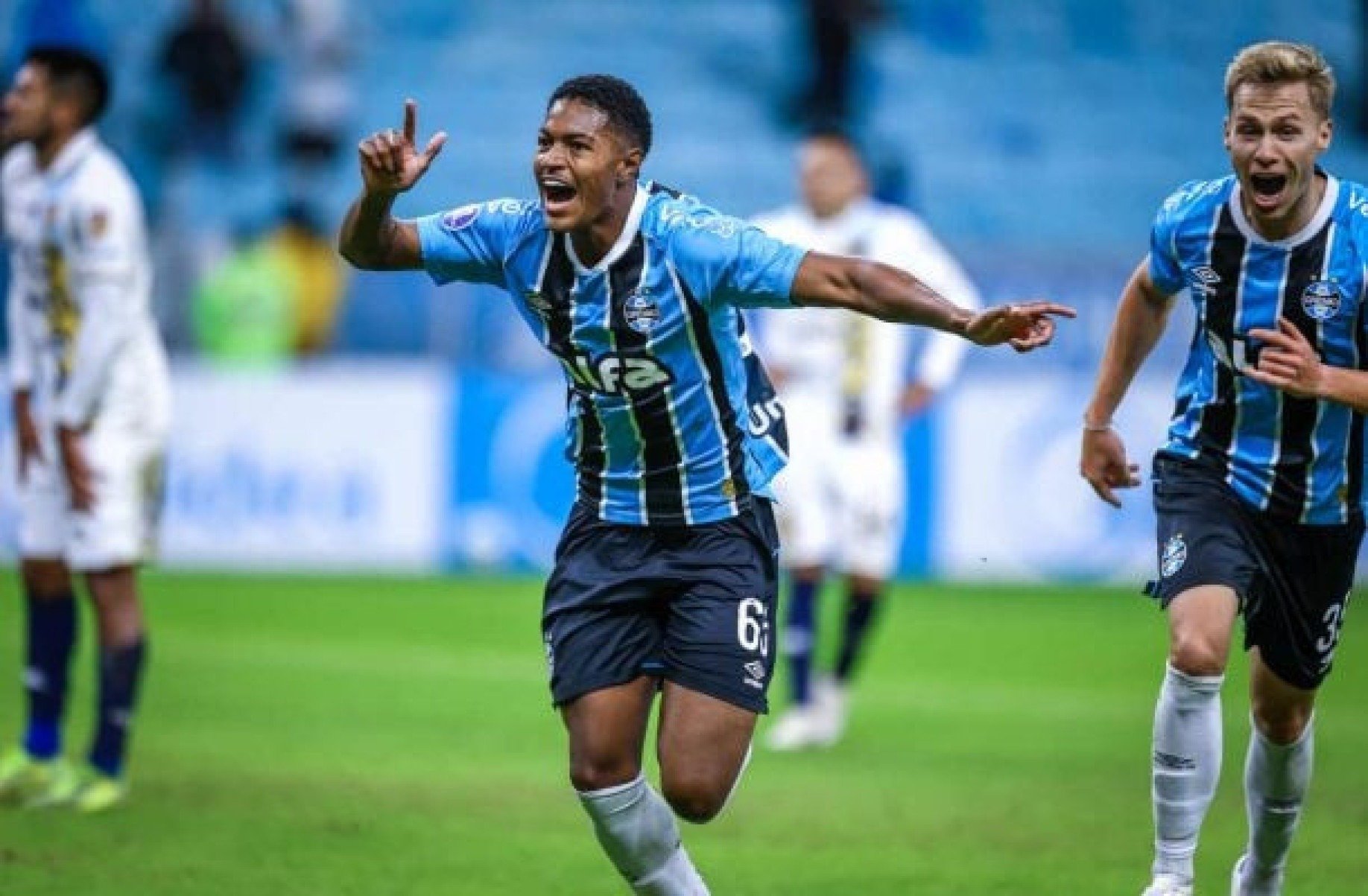 Jovem de 18 anos decide vitória do Grêmio e homenageia o pai: ‘Para honrar ele’