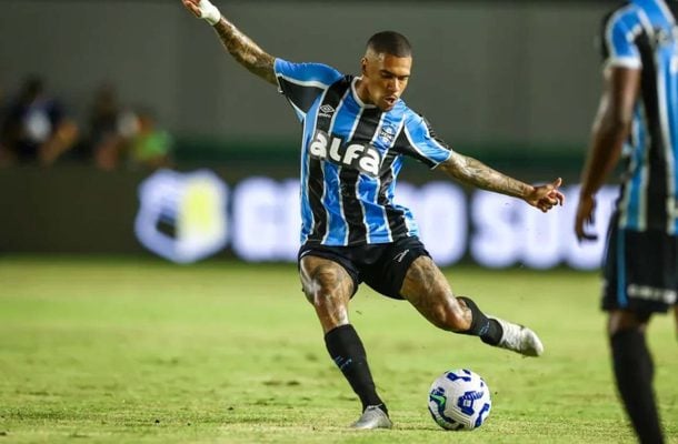 LUCAS ESTEVES - Correu o tempo todo e tentou participar do jogo até no meio-campo. Mas esbarrou na apatia do time. Quase fez um golaço. NOTA 6,0 - Foto: Lucas Uebel / Grêmio