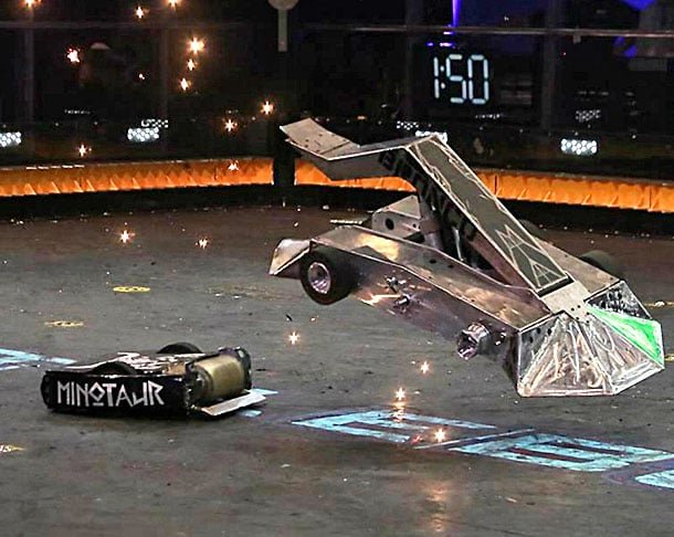 Luta de Robôs - Os robôs são colocados num ringue e "brigam", manipulados pelos donos com uso de joysticks, como se fosse um videogame. Parece uma rinha de galos, só que com máquinas. -Reprodução do site radixeng.com.br/noticias/