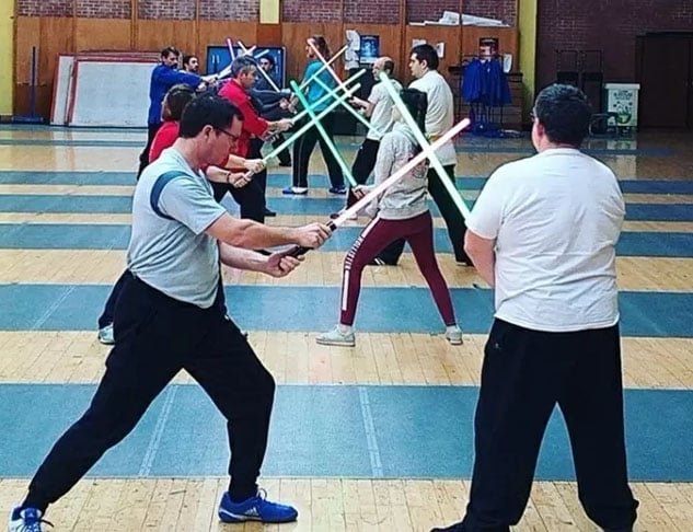 Luta de Sabres de Luz - Reconhecido oficialmente como esporte na França em 2019, essa luta parece coisa de Star Wars. Mas sem o perigo de ferir alguém. Os sabres são feitos de policarbonato. E o espetáculo fica por conta de lâmpadas LED e sons emitidos durante a disputa. -Reprodução do site uol.com.br/esporte/ultimas-noticias
Imagem: Académie de Sabre Laser
