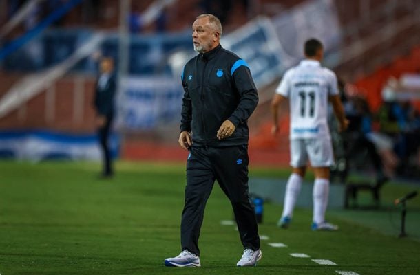 TÉCNICO: MANO MENEZES - Se o treinador prefere priorizar o Brasileirão ou não, aparentemente tivemos a resposta neste jogo. O Grêmio tinha chances de se classificar direto para as oitavas da Sul-Americana, mas Mano optou por um time completamente reserva. Resultado? O time foi muito desorganizado e tinha claros problemas de entrosamento. No final, foi salvo por um menino de 18 anos mas não o suficiente para classificar. NOTA 3,0 - Foto: Lucas Uebel / Grêmio