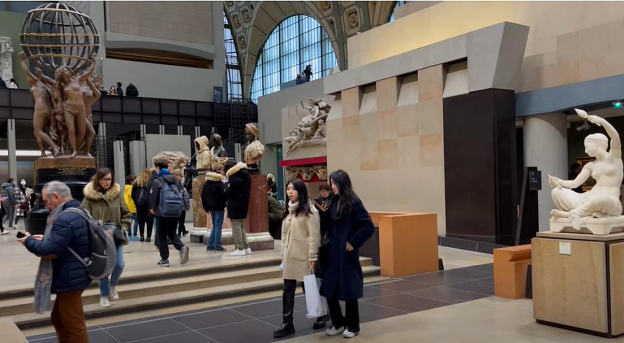 Museu de Orsay - Instalado em uma antiga estação ferroviária inaugurada em 1900, o Museu de Orsay exibe arte sa do período entre 1848 e 1914, com destaque para as obras dos impressionistas como Monet, Renoir e Van Gogh.