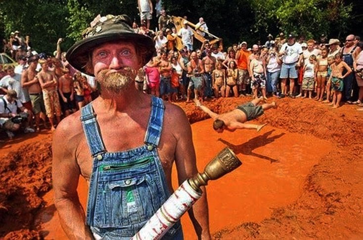 Olimpíada Caipira Red Neck Games - Realizado na Georgia, reúne provas toscas e bizarras, como agarrar pé de porco com a boca, arremessar assento de privada, dar barrigada em poço de lama e "peidar" com a axila. -Reprodução do site 4.bp.blogspot.com/