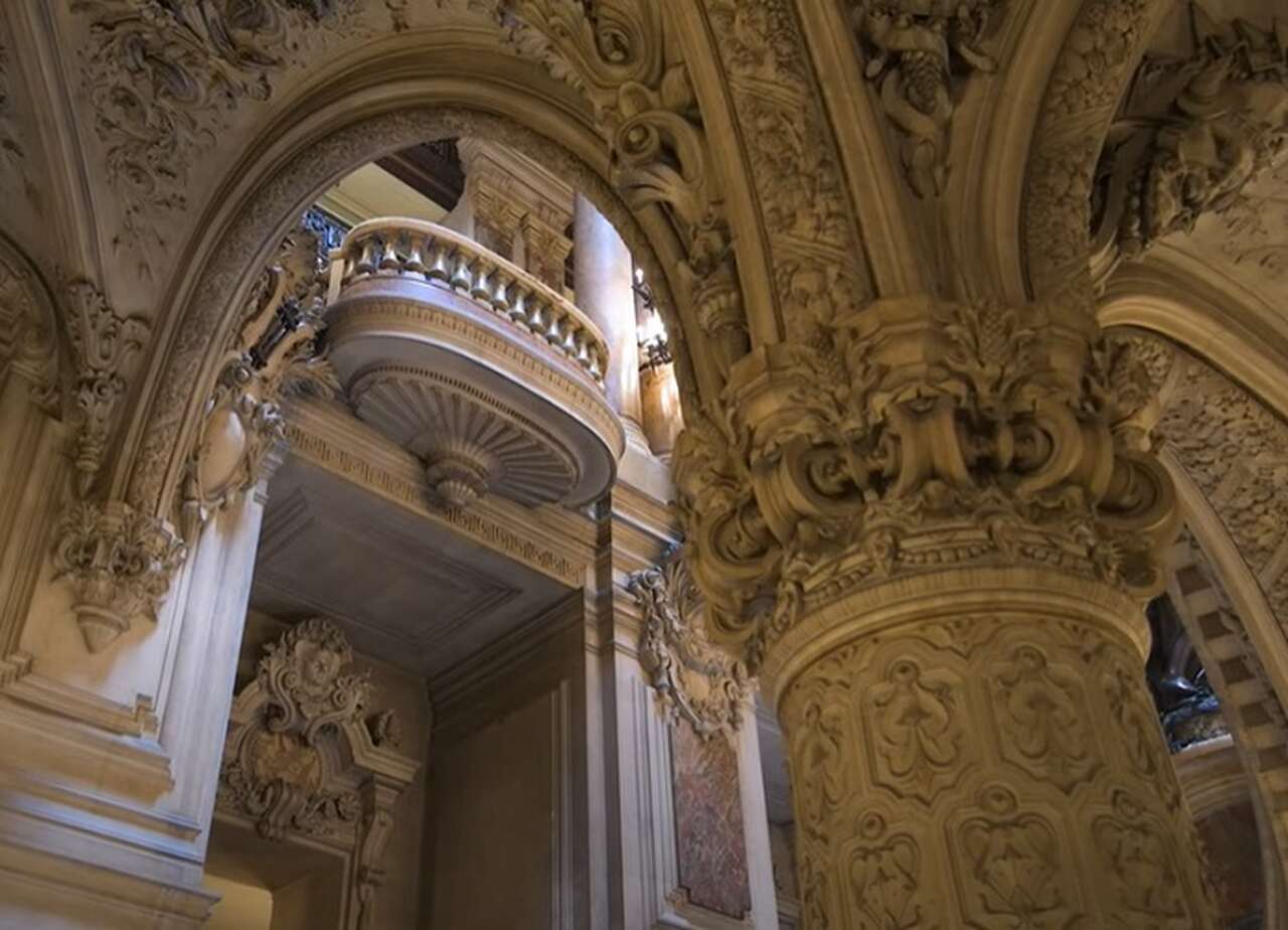 Ópera Garnier - Inaugurada em 1875, a Ópera Garnier é um magnífico exemplo da arquitetura do Segundo Império. O interior luxuoso, incluindo a famosa escadaria de mármore e o grande lustre, é de tirar o fôlego.