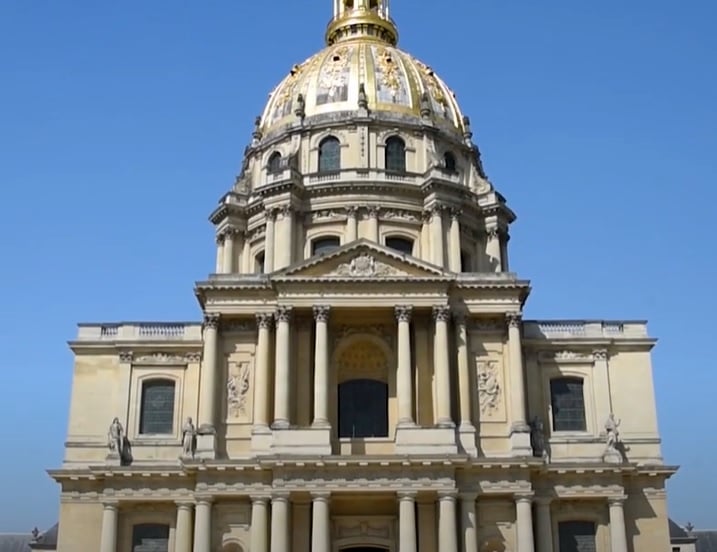 Palácio dos Inválidos - Fundado em 1670 por Luís XIV para abrigar veteranos de guerra, o Palácio dos Inválidos agora abriga o túmulo de Napoleão Bonaparte e vários museus militares. É um importante marco da história militar sa.