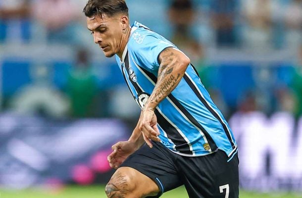 PAVÓN - Tentou organizar o time, mas apagado, errou muitos es. Contudo, deu a assistência para o gol de Riquelme. NOTA 6,5 -  Foto: Lucas Uebel / Grêmio
