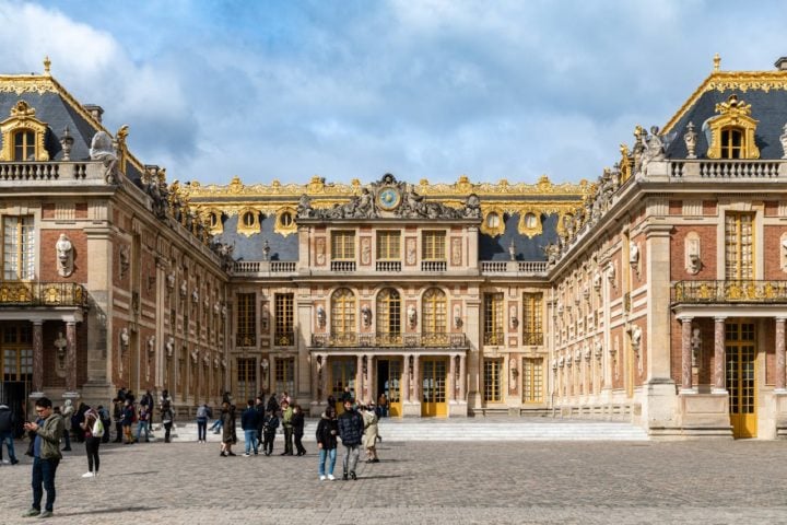 Palácio de Versalhes - Localizado nos arredores de Paris, o Palácio de Versalhes foi construído por Luís XIV no século XVII como símbolo do poder absoluto. É famoso por seus jardins magníficos e o luxuoso Salão dos Espelhos.