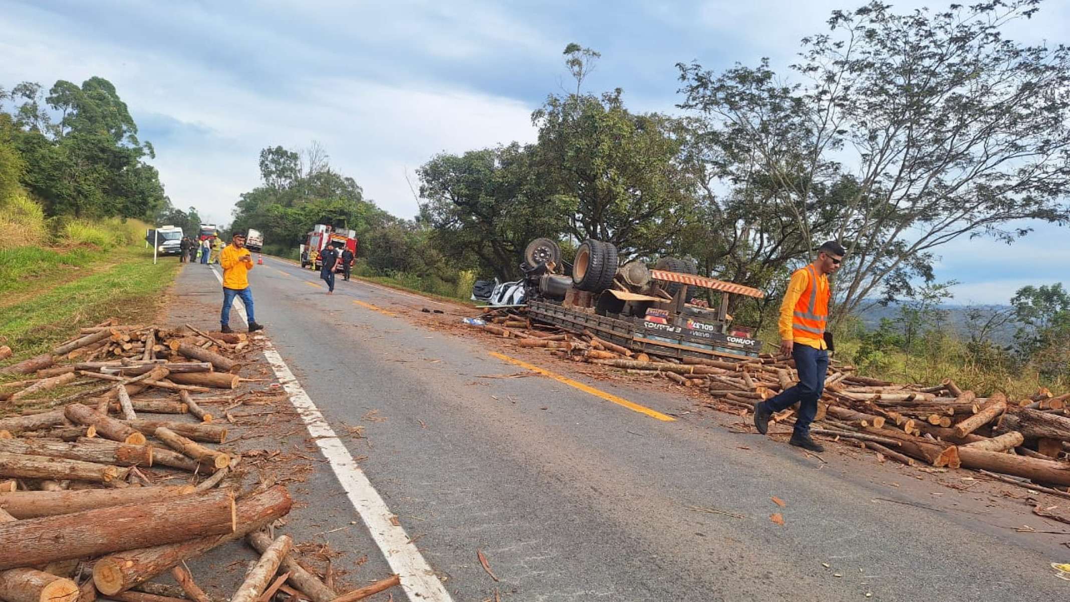 Depois de ser atingido por picape, motorista de caminhão carregado com toras de madeira perdeu o controle da direção e acertou dois carros antes de capotar-CBMMG