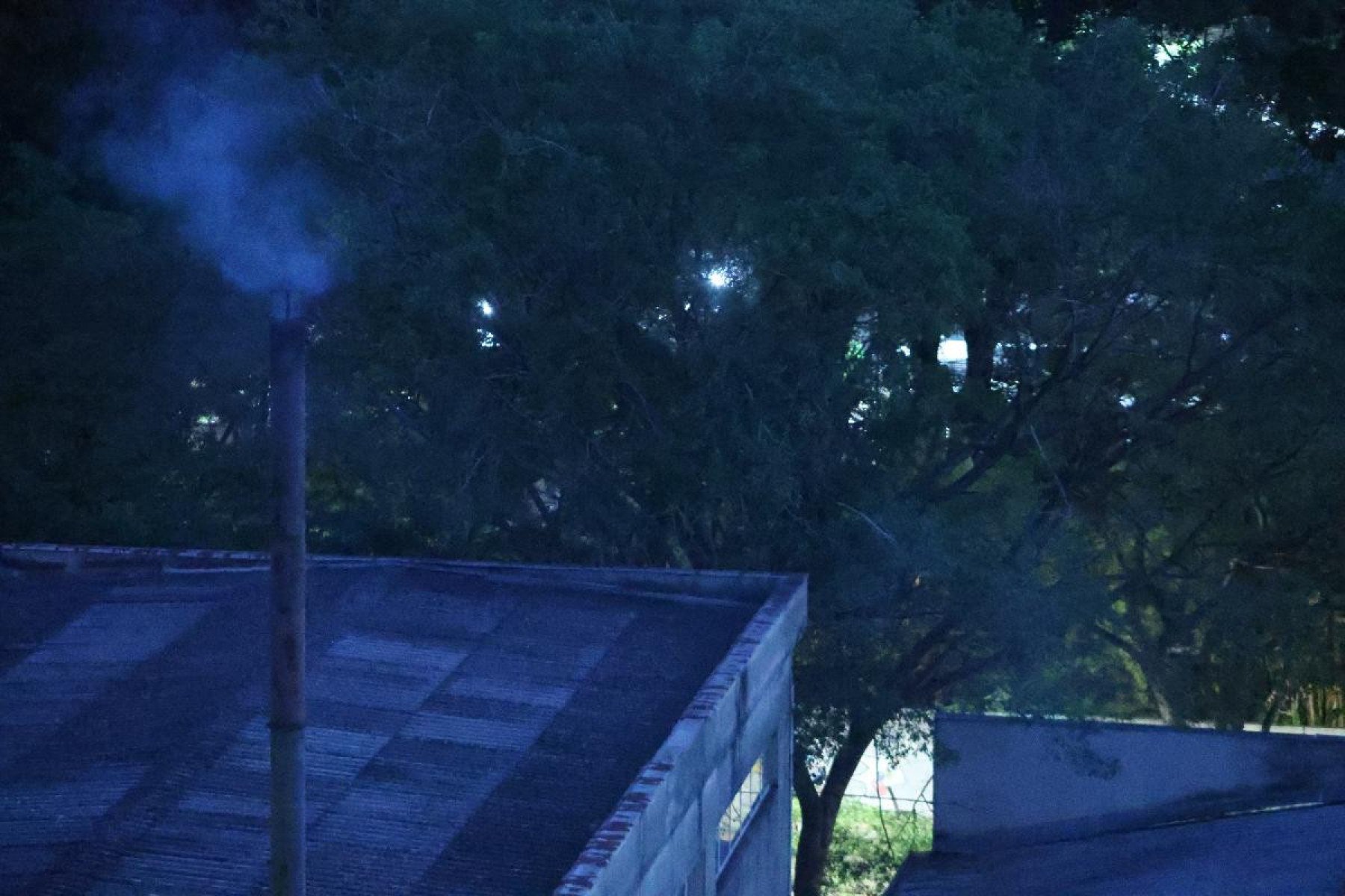 Vizinhos do Motel Le Baron denunciam emissão de fumaça com cheiro forte. Estabelecimento diz usar lenha legalizada, mas já foi multado pela prefeitura
-Marcos Vieira /EM/DA. Press