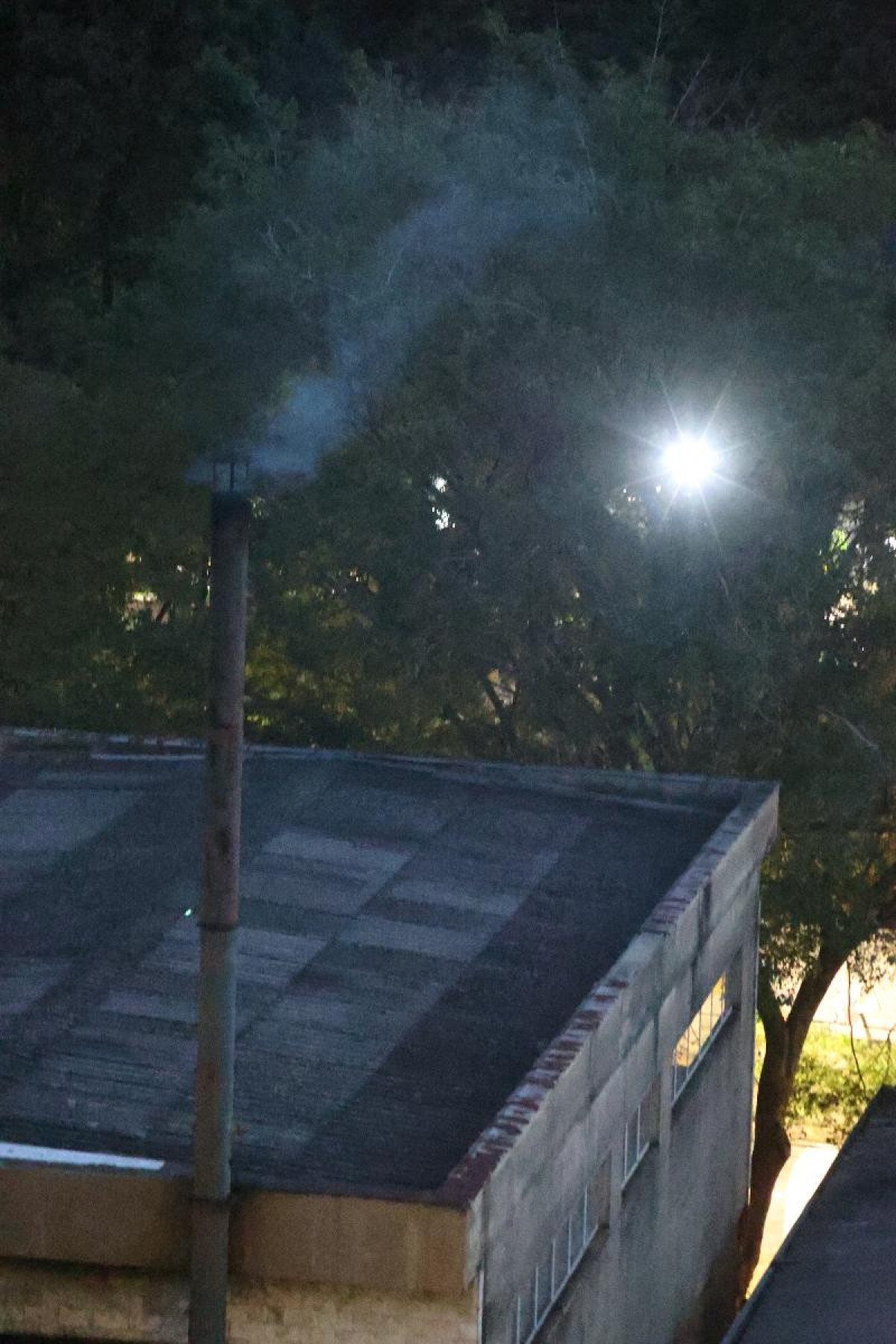 Vizinhos do Motel Le Baron denunciam emissão de fumaça com cheiro forte. Estabelecimento diz usar lenha legalizada, mas já foi multado pela prefeitura
-Marcos Vieira /EM/DA. Press