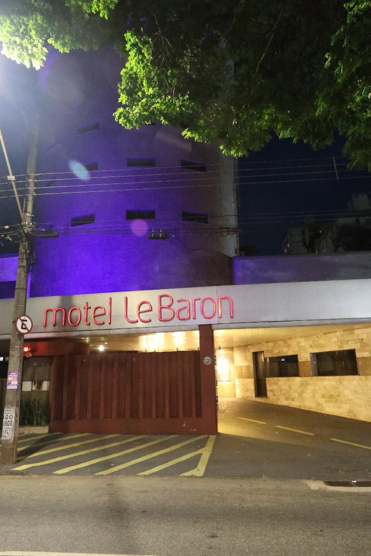 Vizinhos do Motel Le Baron denunciam emissão de fumaça com cheiro forte. Estabelecimento diz usar lenha legalizada, mas já foi multado pela prefeitura
-Marcos Vieira /EM/DA. Press
