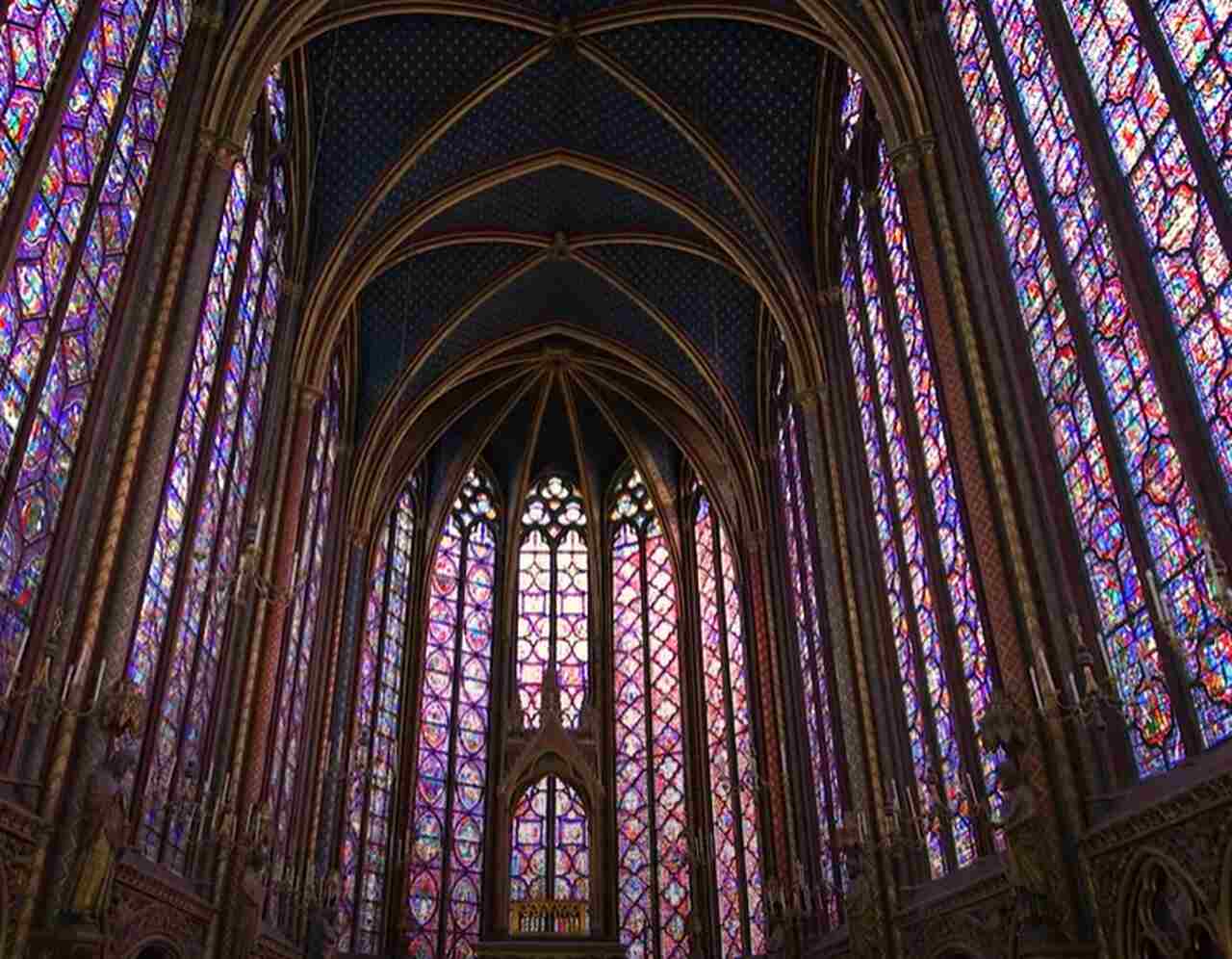 Sainte-Chapelle - ConcluÃ­da em 1248, a Sainte-Chapelle Ã© famosa por seus vitrais espetaculares que cobrem mais de 600 mÂ², retratando cenas bÃ­blicas. Foi construÃ­da por LuÃ­s IX para abrigar relÃ­quias da PaixÃ£o de Cristo.