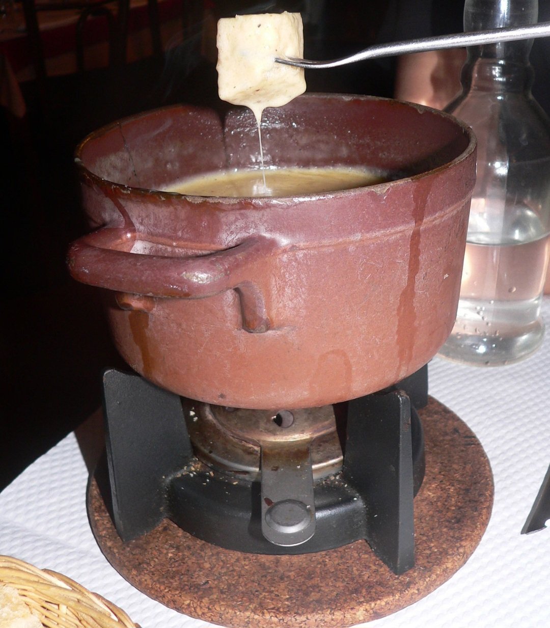 Além disso, existe a tradição do "Le coup du milieu", que consiste em beber uma dose de kirsch (conhaque de cereja) no meio da refeição para auxiliar na digestão.