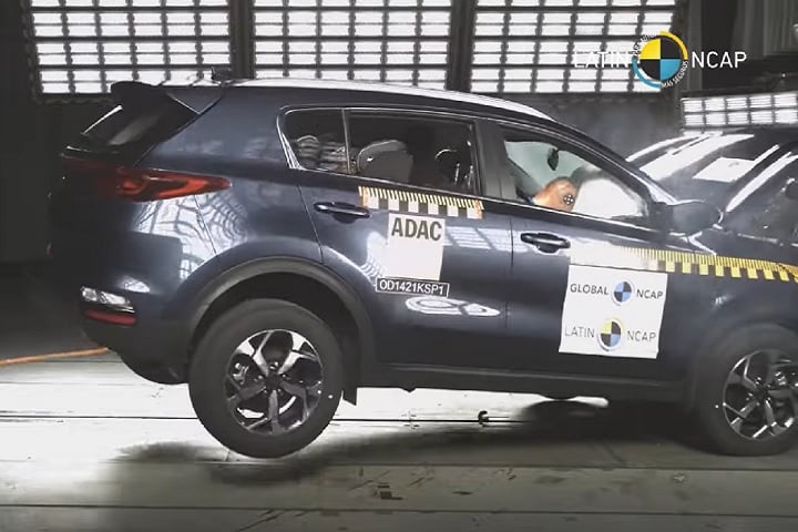 No teste, o ageiro dianteiro teve danos apenas na perna direita, enquanto o motorista apresentou lesões nas coxas. A Kia não forneceu informações sobre os tamanhos adequados das cadeirinhas, resultando na nota zero.
