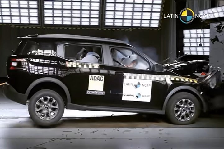 Nos testes de impacto frontal, a cabeça e o pescoço do motorista foram bem protegidos, mas o peito apresentou vulnerabilidade. Os joelhos do motorista e do ageiro podem ser lesionados por estruturas perigosas atrás do .