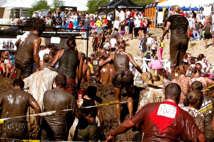 Corrida de Obstáculos na Lama - A modalidade incluir provas de corrida, gincana, treinamento militar e resistência. Tudo num lamaçal em que o lema é "quanto mais imundo melhor".  Sabe aquele cenário após um alagamento causado por temporal? É pior. Só que sem drama. -Reprodução do site revistatrip.uol.com.br
Reprodução